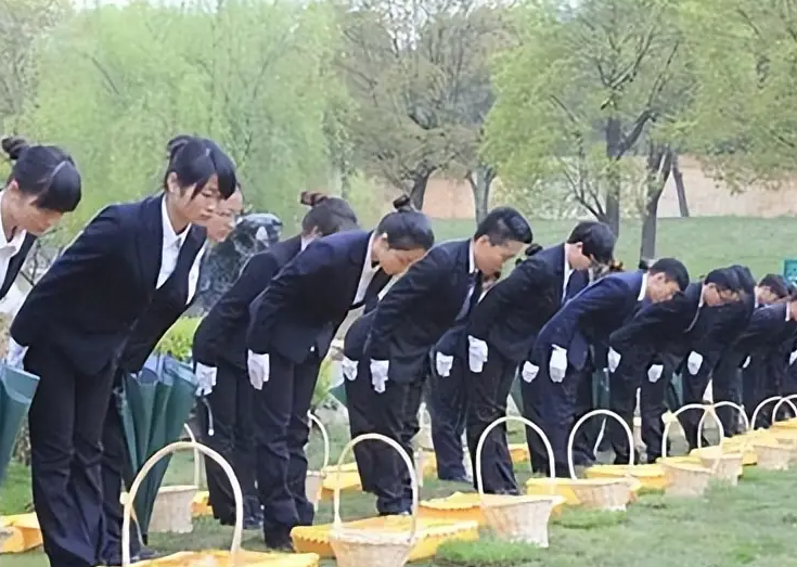 丧事上的鞠躬：鞠几个、怎么鞠、谁先鞠，规矩不少